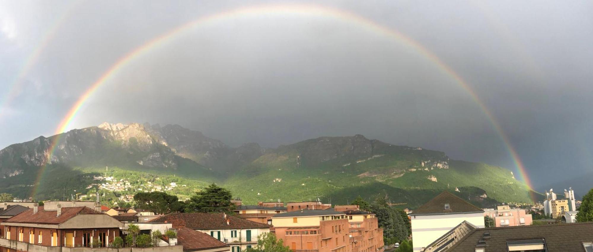Bright Penthouse Close To Center With Terrace And Lake View Lecco Bagian luar foto